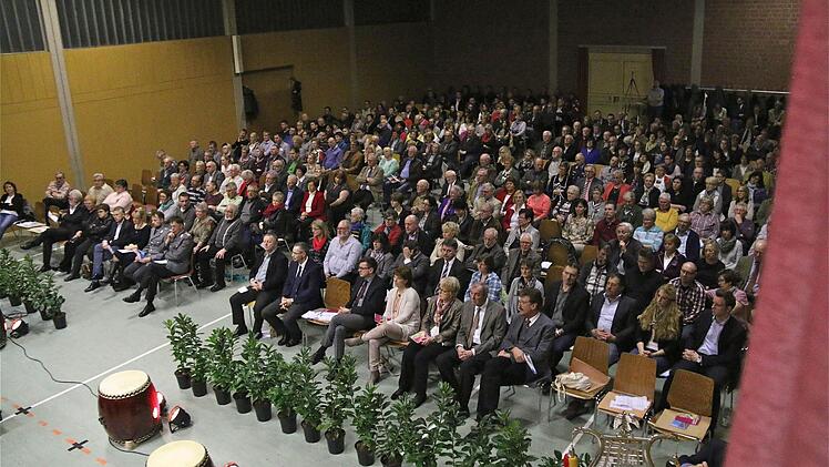 Das Ausbildungs-Musikkorps der Bundeswehr gab in der Erthalhalle ein Benefizkonzert.  Foto: Gerd Schaar