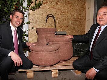 Bürgermeister Torsten Gunselmann (l.) freut sich über das Geschenk seines italienischen Amtskollegen Walter Bortolotti. Fotos: Erlwein