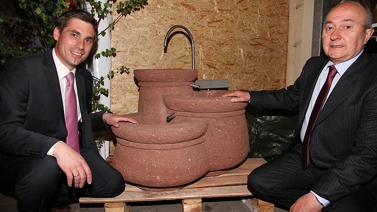Bürgermeister Torsten Gunselmann (l.) freut sich über das Geschenk seines italienischen Amtskollegen Walter Bortolotti. Fotos: Erlwein