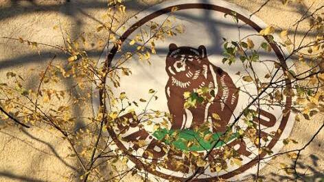 Das Emblem der Bären-Bräu an der Wand des einstigen Brauhauses