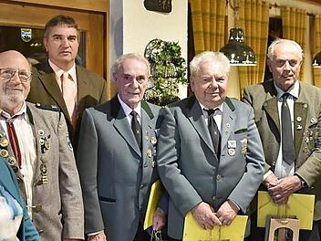 Sie wurden besonders geehrt (von links): Inge Mäusbacher, Werner Englisch, Reinhard Hildebrandt, Theo Ankenbrand und Dieter Dressel. Zweiter Gauschützenmeister Otto Iff (Zweiter von links) und Zweiter Bürgermeister Alexander Krauser (Dritter von links) gratulierten ihnen.