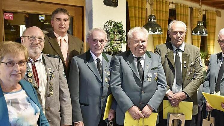 Sie wurden besonders geehrt (von links): Inge Mäusbacher, Werner Englisch, Reinhard Hildebrandt, Theo Ankenbrand und Dieter Dressel. Zweiter Gauschützenmeister Otto Iff (Zweiter von links) und Zweiter Bürgermeister Alexander Krauser (Dritter von links) gratulierten ihnen.