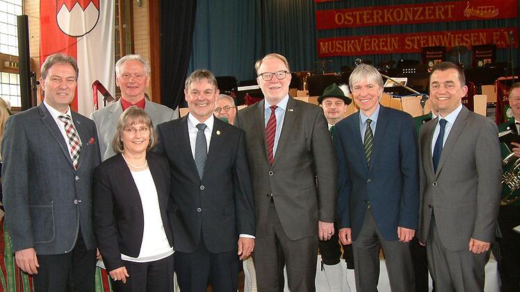 Steinwiesenes Bürgermeister und Landrats-Stellvertreter Gerhard Wunder feierte 60. Geburtstag. Im Bild links Landrat Klaus Löffler