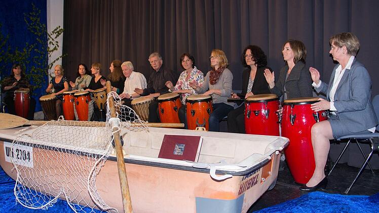 Die "Fischerin vom Main", Schulamtsdirektorin Ulrike Brech erhielt von der Lehrer-Trommelgruppe der Grundschule Haßfurt ein Ständchen. Foto: Ulrike Langer
