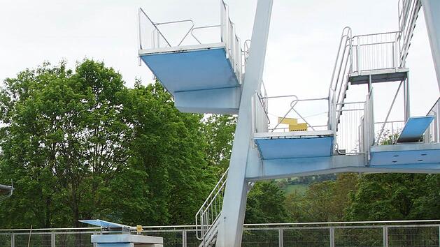 Im Heroldsberger Freibad hat sich am Samstag wein schwerer Unfall ereignet. Ein Mann schubste eine 13-J&auml;hrige von Sprungturm. Symbolbild: Arkadius Guzy