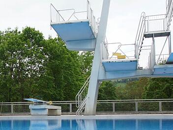 Im Heroldsberger Freibad hat sich am Samstag wein schwerer Unfall ereignet. Ein Mann schubste eine 13-J&auml;hrige von Sprungturm. Symbolbild: Arkadius Guzy