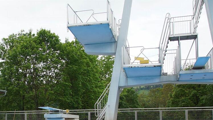 Im Heroldsberger Freibad hat sich am Samstag wein schwerer Unfall ereignet. Ein Mann schubste eine 13-Jährige von Sprungturm. Symbolbild: Arkadius Guzy