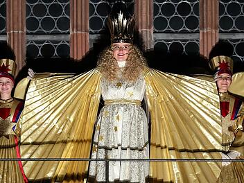 Das N&uuml;rnberger Christkind hat vor mehreren Tausend Besuchern den weltber&uuml;hmten N&uuml;rnberger Christkindlesmarkt er&ouml;ffnet. . Foto: Daniel Karmann/dpa
