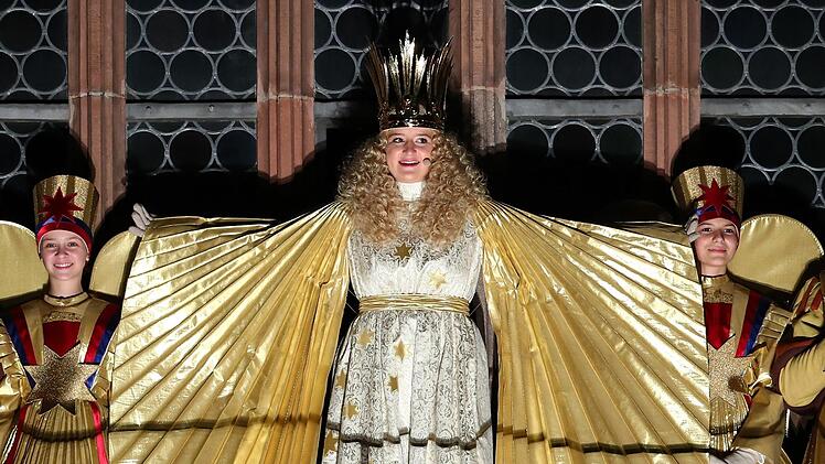 Das N&uuml;rnberger Christkind hat vor mehreren Tausend Besuchern den weltber&uuml;hmten N&uuml;rnberger Christkindlesmarkt er&ouml;ffnet. . Foto: Daniel Karmann/dpa
