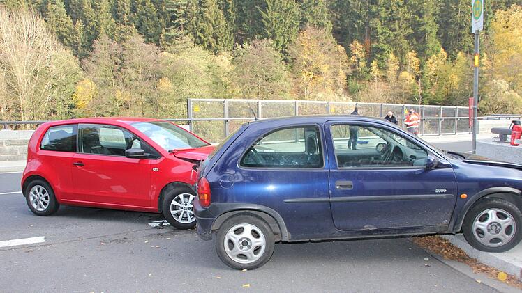 Der Fahrer des roten Skoda hat am Freitagnachmittag (26.10.2018) beim Linksabbiegen in Lauenstein den blauen Opel übesehen. Foto: Andreas Schmitt