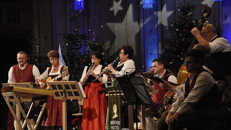 Besinnliche Stubenmusik ist für die "Hoibüche Muisig" aus Gefäll - trotz martialischem Namen (Hainbuchen Musik) - kein Problem. Foto: Peter Klopf