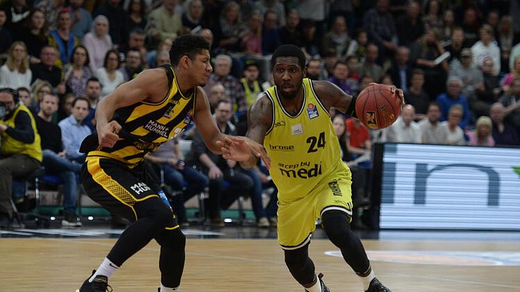 Bayreuths Leistungsträger De'Mon Brooks (rechts) blieb beim Debakel gegen Ludwigsburg mit fünf Punkten weit unter seiner Normalform. Hier wird er von Karim Jallow verteidigt.  Foto: Peter Mularczyk