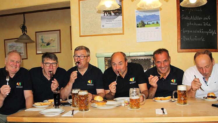 Einfach mal reinbeißen:  Mundet die Drei-Franken-Bratwurst mit einem Hauch Silvaner den Testessern Helmuth Bodenstein, Josef Körner, Ernst Nickel, Johannes Krapp, Armin Luther und Martin Kreß? Diana Fuchs