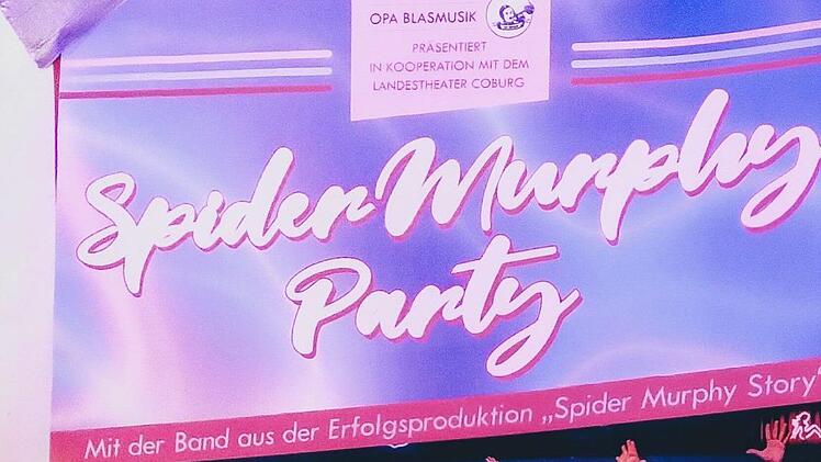 Das Publikum war begeistert: Impressionen von der Coburger Spider Murphy Party" auf dem Schlossplatz. Der Abend im Festzelt war eine Kooperation der Original Prinz Albert Blasmusik (OPA) mit dem Landestheater Coburg.Foto: Jochen Berger