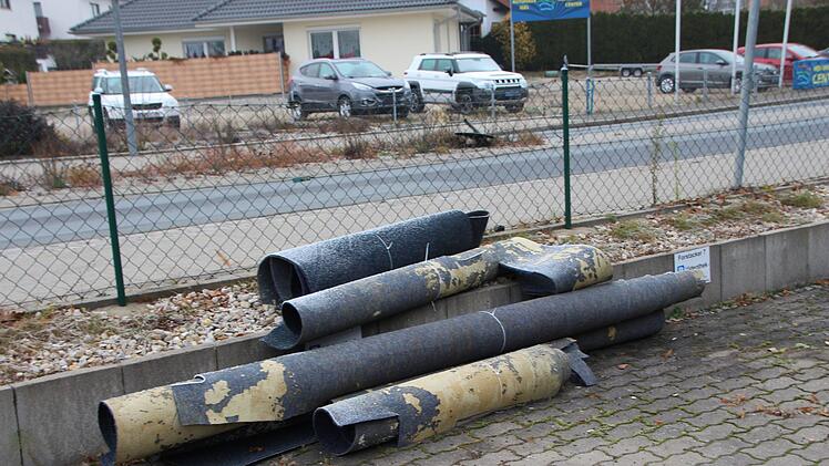 Wie Anwohner in Röttenbach berichten, wurde  im Inneren des geplanten Swinger-Clubs bereits teilweise renoviert. Am Rand des Parkplatzes liegen aufgerollte alte Teppiche. Foto: Christian Bauriedel