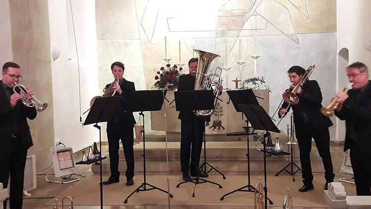 Das Münchner Ensemble "Classic Brass" unter der Leitung von Jürgen Gröblehner war wieder für ein Konzert in Poppenlauer. Rund 300 Gäste hörten zu. Foto: Hartmut Hessel