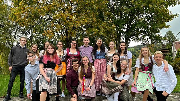 Das Wildfleckener Königspaar 2021 Nils Tong und Moesha Chaladyn (Bildmitte) zusammen mit weiteren Kirmespaaren: Laura Degelmann & Jana Tong, Andreas Frikel & Tabea Kolb, Marlon Benkert & Marie-Louise Tong, Nina Breitenbach & Franca Schmitt, Gabriel Knoll & Emilie Frank, Paul Machinek & Lisa Loza, Sophie Frank & Laura Knoll sowie Jonas Gundelach & Julia Galascheck.  Foto: Ralf Benkert