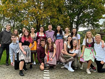 Das Wildfleckener Königspaar 2021 Nils Tong und Moesha Chaladyn (Bildmitte) zusammen mit weiteren Kirmespaaren: Laura Degelmann & Jana Tong, Andreas Frikel & Tabea Kolb, Marlon Benkert & Marie-Louise Tong, Nina Breitenbach & Franca Schmitt, Gabriel Knoll & Emilie Frank, Paul Machinek & Lisa Loza, Sophie Frank & Laura Knoll sowie Jonas Gundelach & Julia Galascheck.  Foto: Ralf Benkert