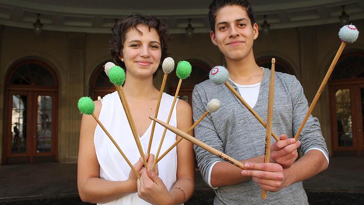 Mona Münzel aus Albertshausen und Noé Osorio aus Ebenhausen von Kiss Percussiva vor dem Regentenbau.
