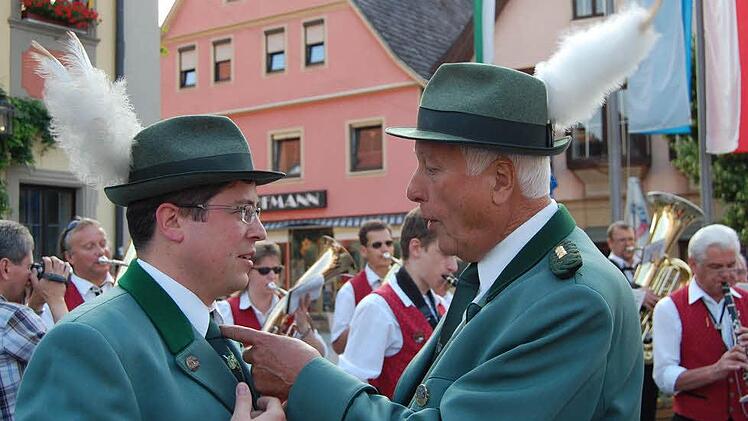Schützenmeister Jäkel (rechts) im Gespräch mit Brauereichef Andreas Leikeim