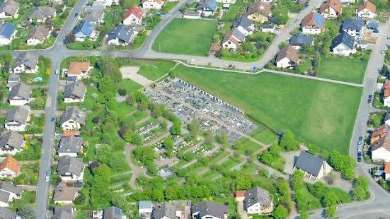 In der Bildmitte: Die Friedhofsbedarfsfläche, die auch Bauland werden soll.