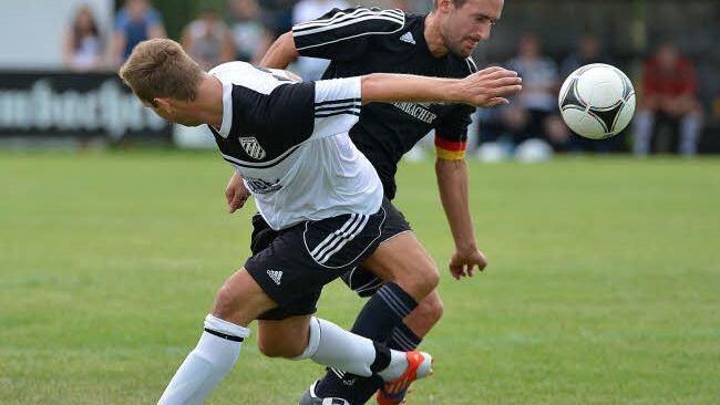 Die Mühlhausener um Kapitän Patrick Hagensick (schwarzes Trikot) blieben in der Offensive zu blass, um die Gäste aus Pettstadt ernsthaft in Verlegenheit zu bringen. Foto: Picturedreams