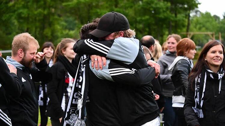 Der FC Rottershausen ist Kreisklassist nach einem dramatischen Sieg im Elfmeterschießen gegen den SV Niederlauer. Foto: Anders