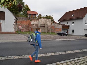 Kein schöner Anblick: Die Brache in der Unteren Marktstraße 3, direkt neben dem Gerberkeller in Burkardroth. Der Bauzaun soll verhindern, dass sich Kinder oder Unbefugte Zutritt zu den Stützmauern verschaffen. Früher stand hier die Baywa. Foto: Kathrin Kupka-Hahn