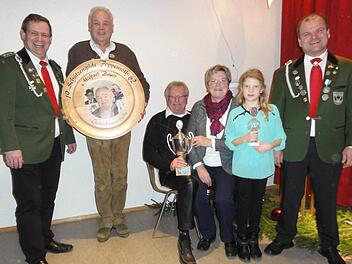 Schützenmeister Michael Wimmel (li) zeichnete zusammen mit Schießleiter Alexander Metz (re) v. li aus: Roland Seufert, Gewinner Michael-Bauer-Gedächtnisscheibe, Herbert und Margarethe Schlereth, Er- und Sie- Pokal und Milla Metz, Sternenkönigin.  Foto: Wolfgang Wimmel