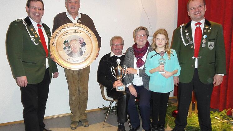 Schützenmeister Michael Wimmel (li) zeichnete zusammen mit Schießleiter Alexander Metz (re) v. li aus: Roland Seufert, Gewinner Michael-Bauer-Gedächtnisscheibe, Herbert und Margarethe Schlereth, Er- und Sie- Pokal und Milla Metz, Sternenkönigin.  Foto: Wolfgang Wimmel