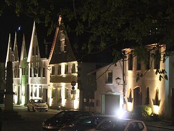 Einen ungewohnten Anblick bieten die Häuser in der Kirchgasse, die bis in die Giebel hinein angestrahlt werden. Foto: Matthias Einwag