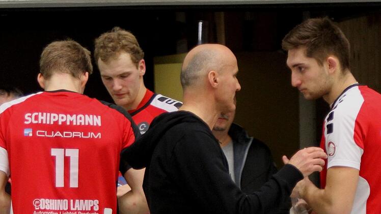 Mircea Peta (rechts) dürfte in der Mannschaft von Trainer Milan Maric (Zweiter von rechts) in der kommenden Saison eine größere Rolle spielen als zuletzt. Auf Timon Schippmann und Merten Krüger (von links) bauen die Eltmanner ebenfalls weiterhin.
