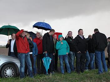 Vor Ort machten sich Gemeinderat und Bürger ein Bild vom Gelände. Später wurde in großer Runde weiter diskutiert. Foto: Ulrike Müller