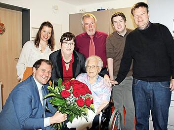Ihren 100. Geburtstag feierte am Donnerstag im Seßlacher Altenheim Hedwig Töpert, umringt von den Enkelinnen Cornelia und Kerstin, ihrem Sohn Ralf, Enkel Carsten sowie "Schwiegerenkel" Volker Mösle (hinten, von links). Bürgermeister Martin Mittag (vorn) gratulierte natürlich auch. Foto: Bettina Knauth