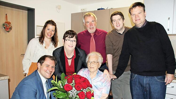 Ihren 100. Geburtstag feierte am Donnerstag im Seßlacher Altenheim Hedwig Töpert, umringt von den Enkelinnen Cornelia und Kerstin, ihrem Sohn Ralf, Enkel Carsten sowie "Schwiegerenkel" Volker Mösle (hinten, von links). Bürgermeister Martin Mittag (vorn) gratulierte natürlich auch. Foto: Bettina Knauth