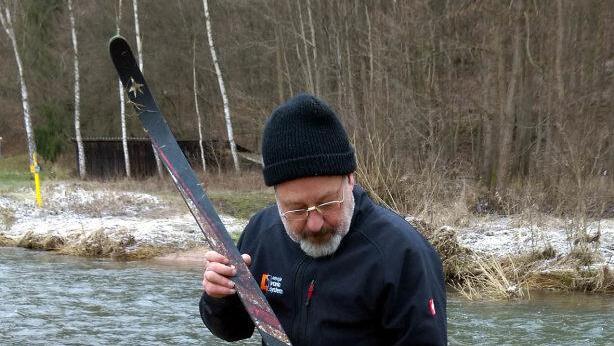 Wer hat einen seiner Langlaufskier in der Sinn verloren? Karl-Heinz Döbereiner barg das Teil und wunderte sich schon sehr über den nicht alltäglichen Fund.Foto: Karlheinz  Franz