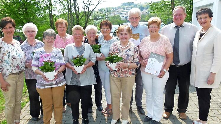Zahlreiche Ehrungen durch den Kreisverband und den Ortsverein wurden bei der Hauptversammlung der Arbeiterwohlfahrt im Gemeindesaal durchgeführt.  Foto: Werner Oetter