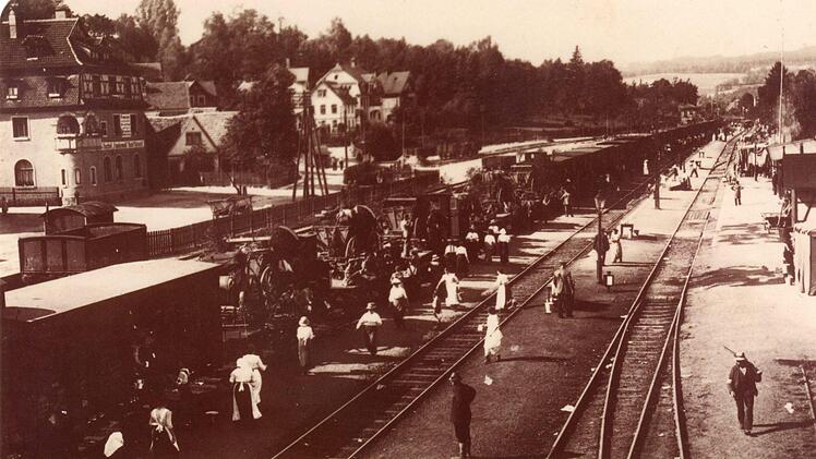 Hier werden deutsche Soldaten 1914 bei der Durchreise an die Front im Kronacher Bahnhof verpflegt.  Foto: Christian Gloël