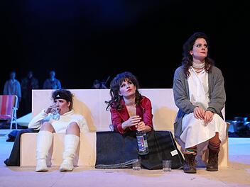 Sehnsucht, aber kein Antrieb, die eigene Lage zu ändern: die Schwestern Irina  (Marie Nest),    Mascha (Alexandra Weis) und Olga (Eva Marianne Berger, von links). Hennming Rosenbusch