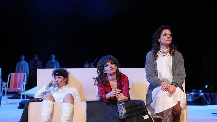 Sehnsucht, aber kein Antrieb, die eigene Lage zu ändern: die Schwestern Irina  (Marie Nest),    Mascha (Alexandra Weis) und Olga (Eva Marianne Berger, von links). Hennming Rosenbusch
