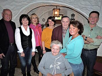 Unser Bild zeigt die Jubilarin Berta Lauterbach (sitzend) mit (dahinter, von links) Bürgermeister Hermann Anselstetter, Beate Opel, Tochter Hannelore, Linda Kießling, Nachbar Rudi Albert, Pflegekraft Susi und Sohn Norbert.  Foto: Werner Reißaus