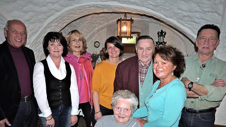 Unser Bild zeigt die Jubilarin Berta Lauterbach (sitzend) mit (dahinter, von links) Bürgermeister Hermann Anselstetter, Beate Opel, Tochter Hannelore, Linda Kießling, Nachbar Rudi Albert, Pflegekraft Susi und Sohn Norbert.  Foto: Werner Reißaus