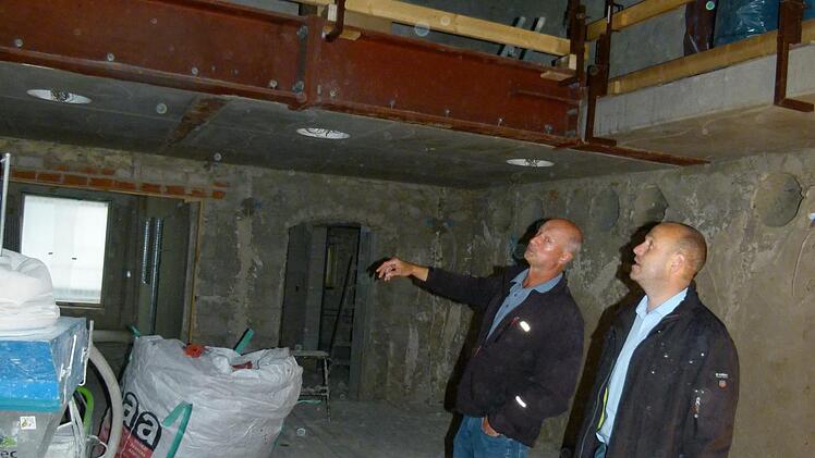 Nobert Specht (links) und Bürgermeister Jochen Trier blicken auf die Galerie für rund 30 Personen. Foto: Werner Reißaus