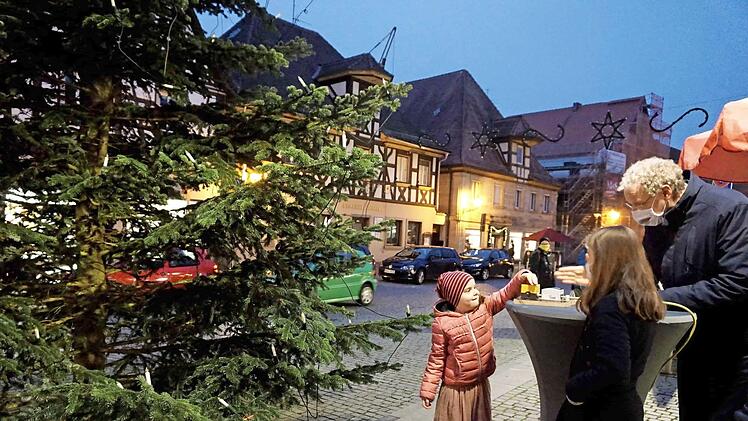 Die fünfjährige Clara drückte am Donnerstagabend den Startknopf für die Beleuchtung. Foto: Richard Sänger
