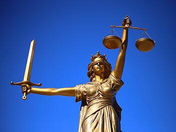 Für einen 20-Jährigen aus dem Landkreis Kulmbach läuft es derzeit nicht gut. Er muss wegen Bedrohung zwölf Monate hinter Gittern.