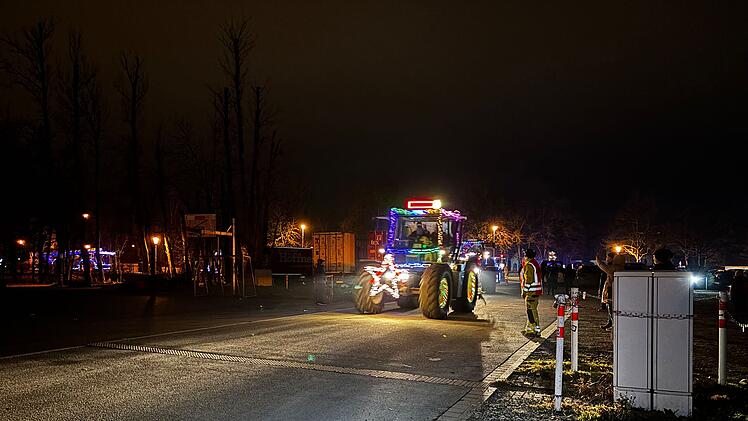 Weihnachtlich geschmückte Traktoren: "Ein Funken Hoffnung für alle" Lichterfahrt