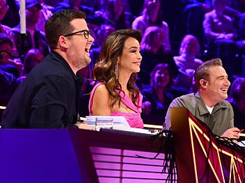 In der dritten Runde von "The Masked Singer" (ProSieben) verst&auml;rkt Sasha (rechts) das Rateduo Verona Pooth und Chris Tall.