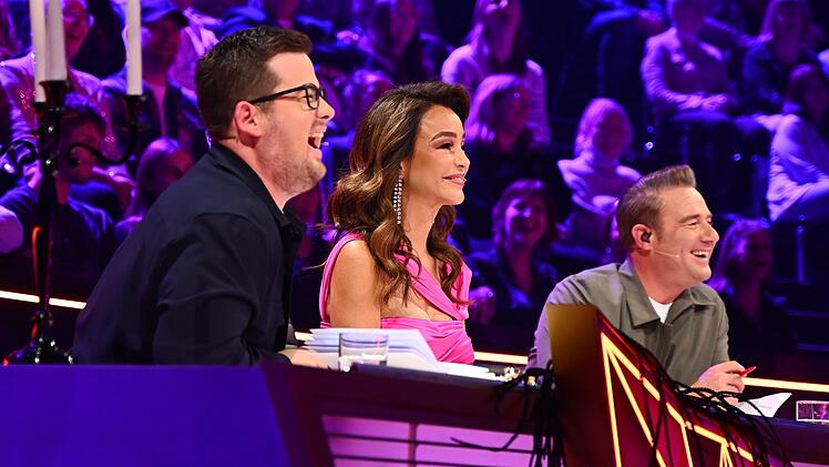 In der dritten Runde von "The Masked Singer" (ProSieben) verstärkt Sasha (rechts) das Rateduo Verona Pooth und Chris Tall.