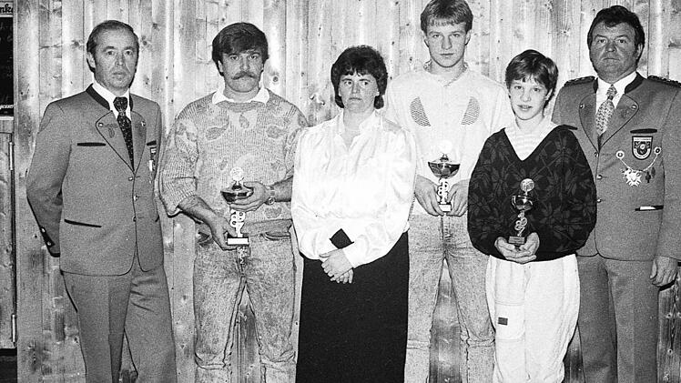 Der Sch&uuml;tzenverein Eichelkranz Premich ehrt die besten Sch&uuml;tzen des Jahres 1987. Im Bild (von links) Jugendleiter Alois St&uuml;rzenberger, Vereinsmeister Uwe Schmidt, Sch&uuml;tzenklasse-Vizemeisterin Gisela Fischer, Jugendmeister Arno Antlitz, Sch&uuml;lermeister Andreas Ziegler und Sch&uuml;tzenmeister Rudi Schmidt.