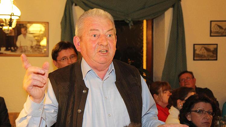 Ortssprecher Klaus Vetter macht seinem Unmut über die Verkehrsbelastung entlang der B85 Luft. Fotos: Michael Gründel